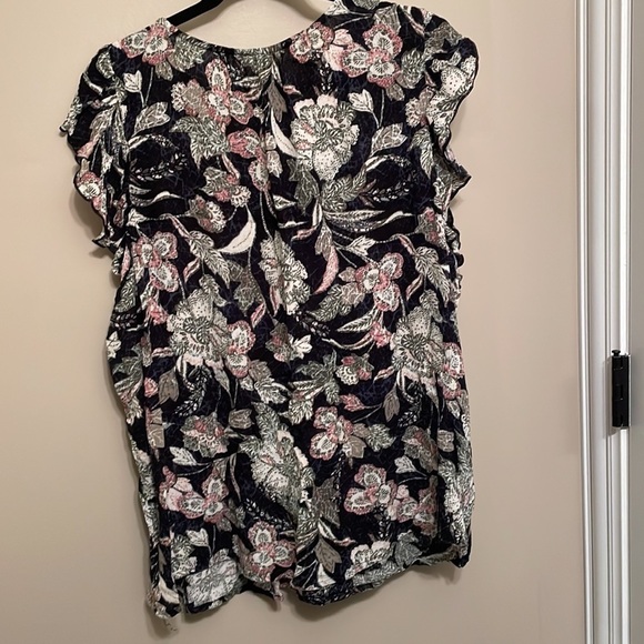Old Navy women’s EUC black floral print top XXL - Picture 2 of 4
